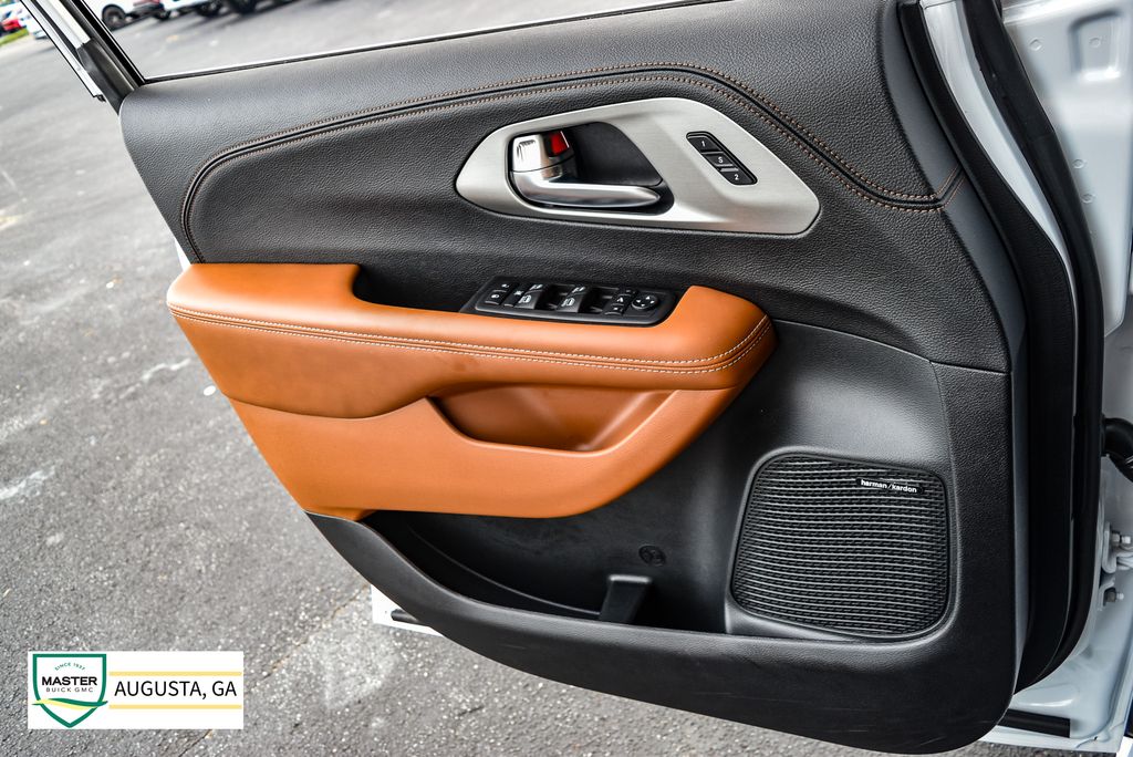 Used 2025 Chrysler Pacifica Van