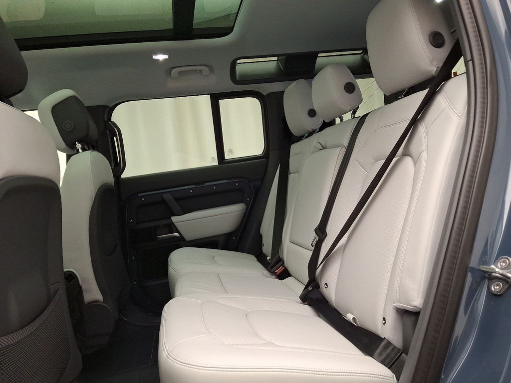 2025 Land Rover Defender 110 6