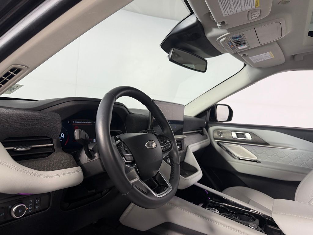 Used 2025 Black Metallic Ford Platinum image 21