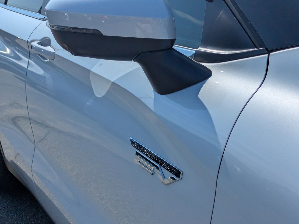 2025 Mitsubishi Outlander Plug-in Hybrid SE - Photo 10