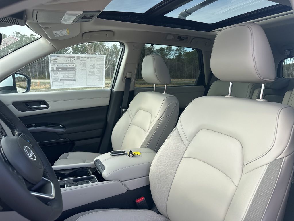 2025 Everest White Pearl Tricoat Nissan Pathfinder SL FWD SUV