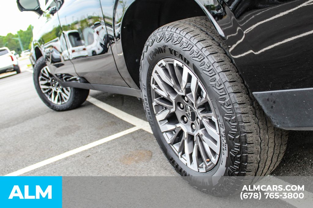 Used 2025 Black Chevrolet Z71 image 13