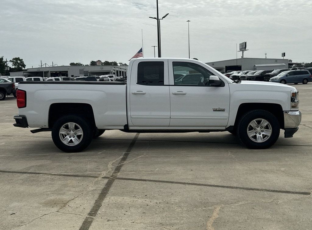 2017 Chevrolet Silverado 1500 LT - 3