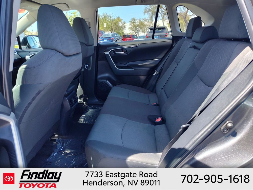 2024 Toyota RAV4 XLE - Photo 7