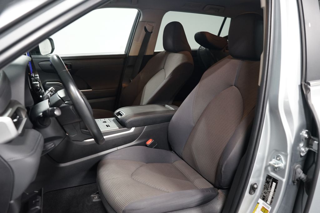 Thumbnail: 2023 Toyota Highlander - 6
