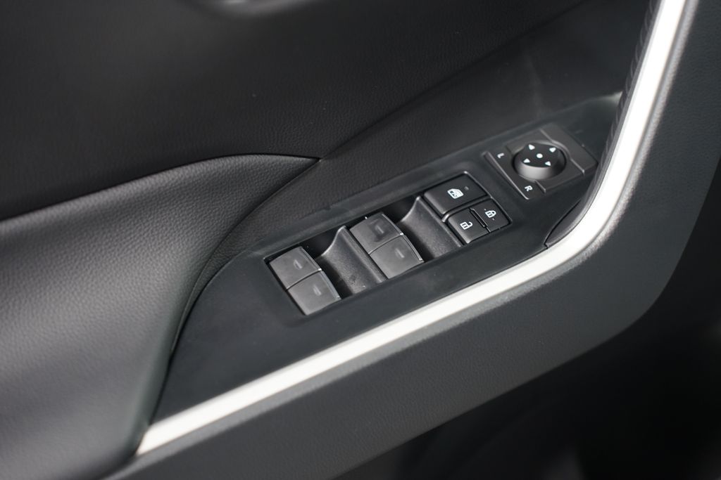 2025 Toyota RAV4 XLE 31