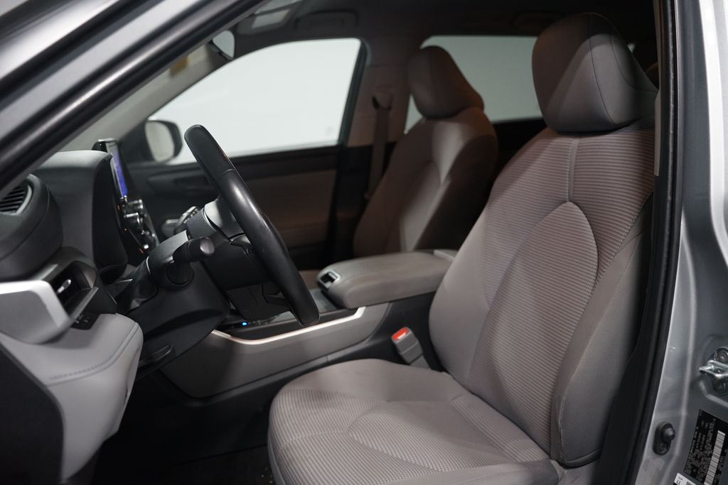 Thumbnail: 2023 Toyota Highlander - 7