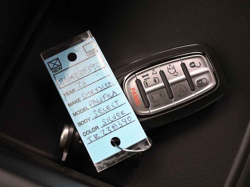 New 2026 Silver Mist Clearcoat Chrysler Select image 43