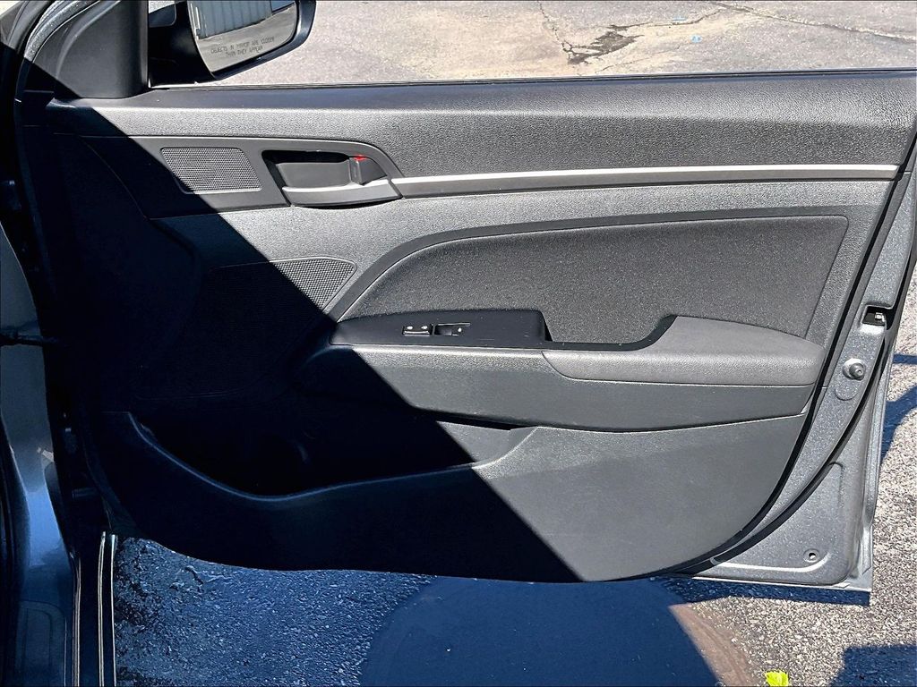 2018 Hyundai Elantra — photo 12