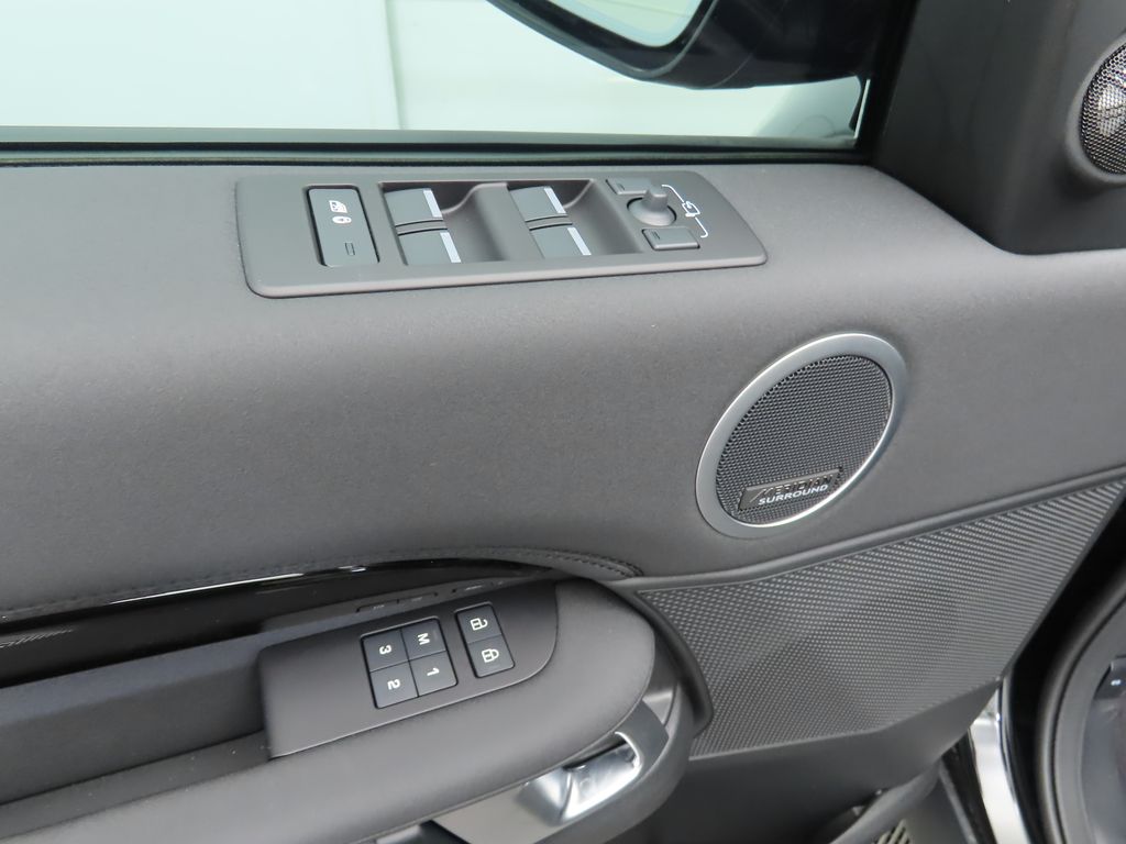 Thumbnail: 2025 Land Rover Discovery - 23