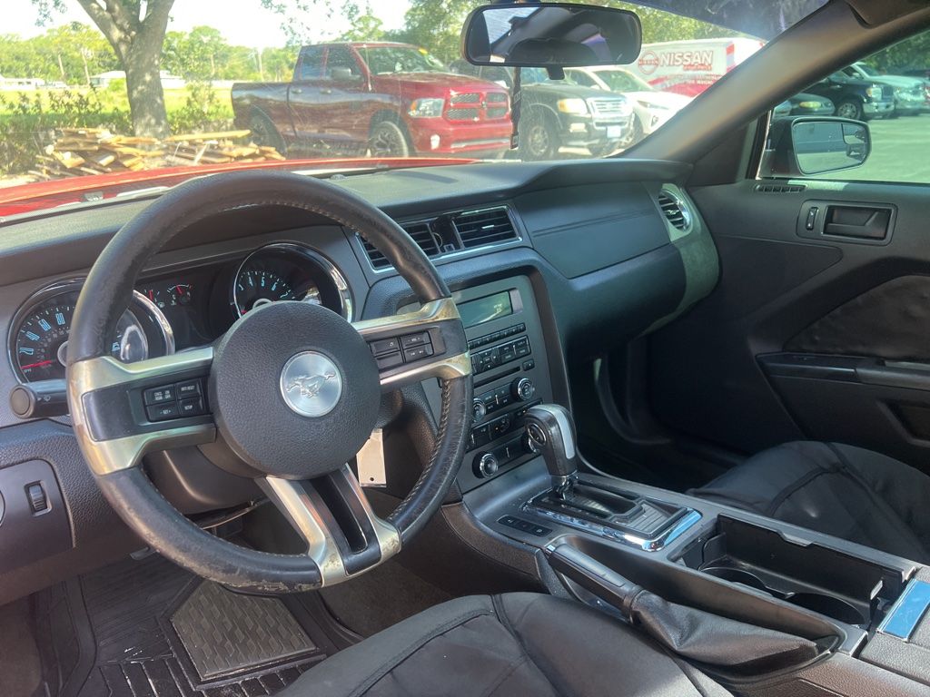 Used 2014 Red Ford V6 image 9