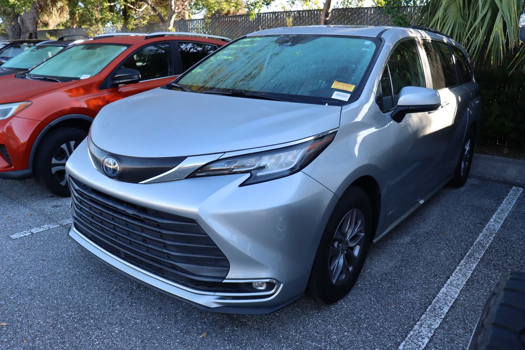 2021 Toyota Sienna XLE 2