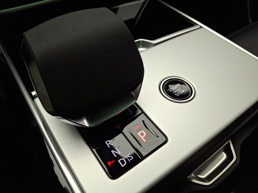 2025 Land Rover Range Rover SE 11