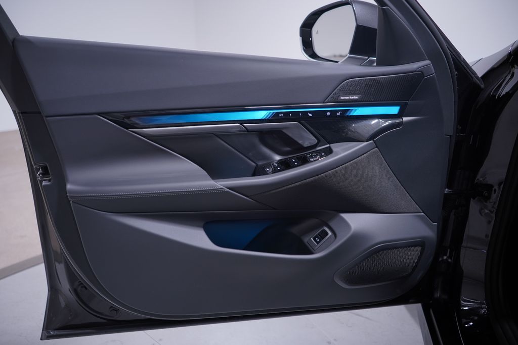 Thumbnail: 2026 BMW i5 - 9