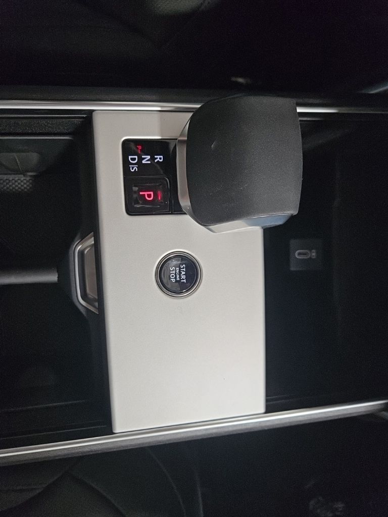 New 2026 White Land Rover P400 SE LWB 7 SEAT image 16