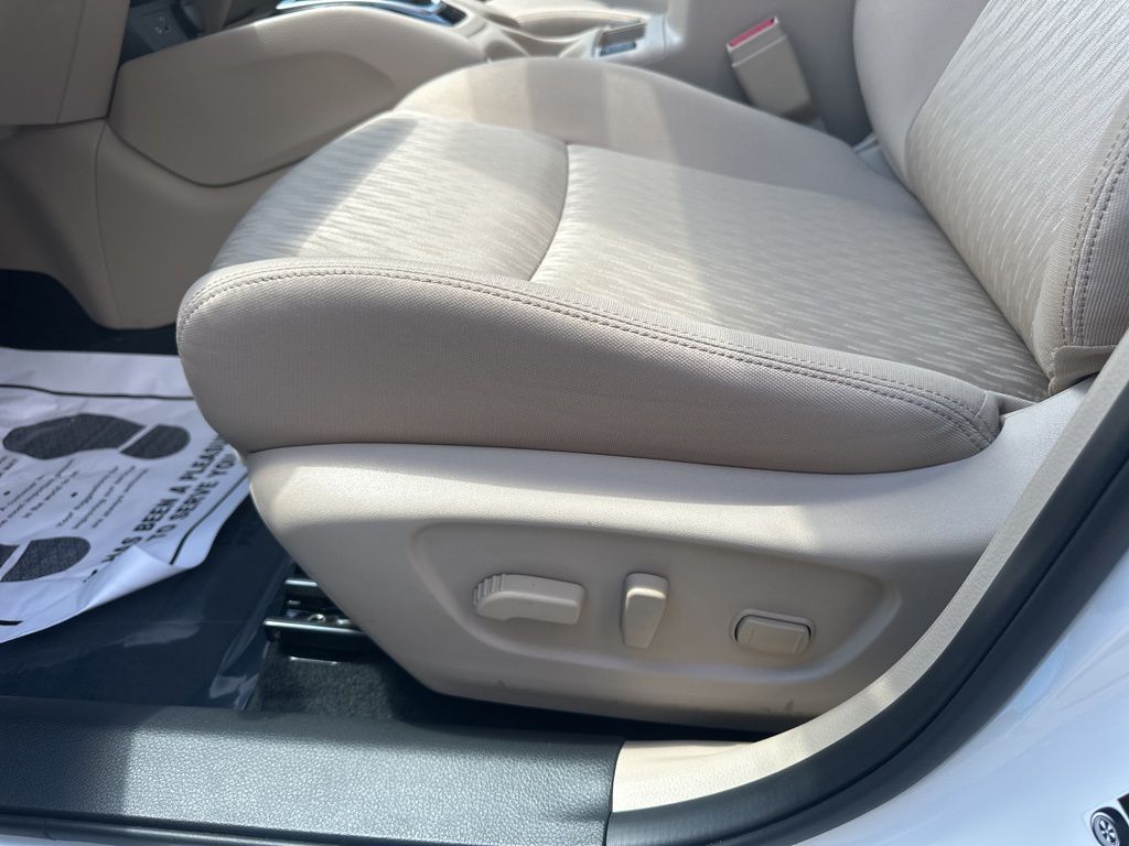2018 Pearl White Nissan Rogue SV FWD SUV