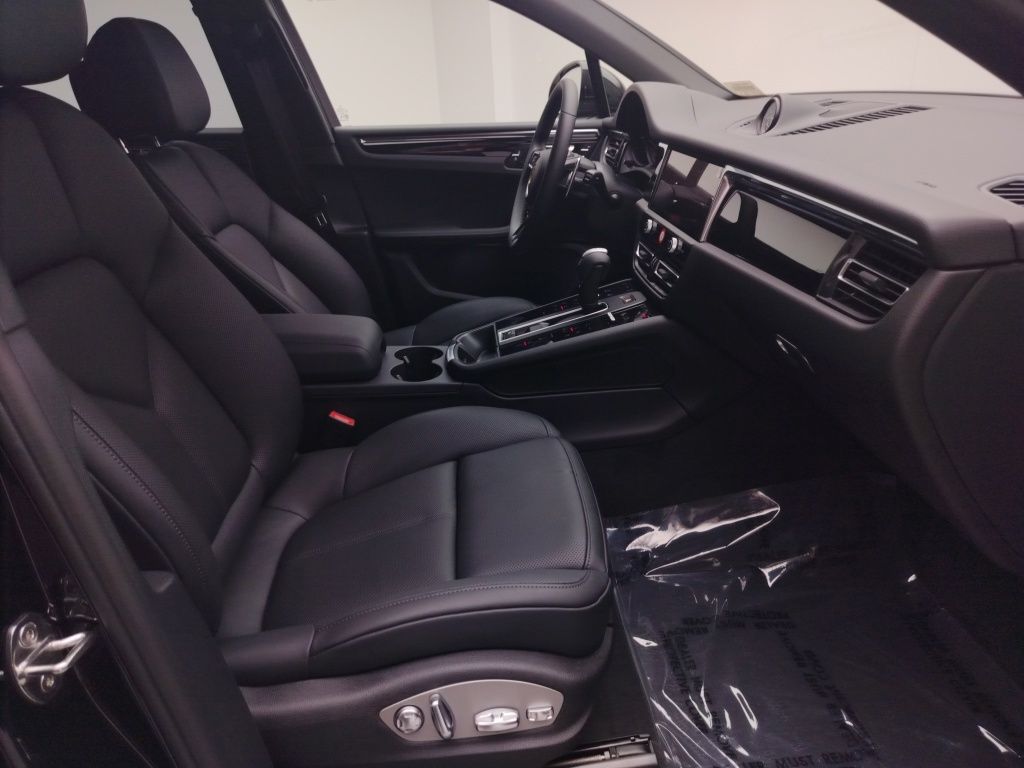 Thumbnail: 2026 Porsche Macan - 5