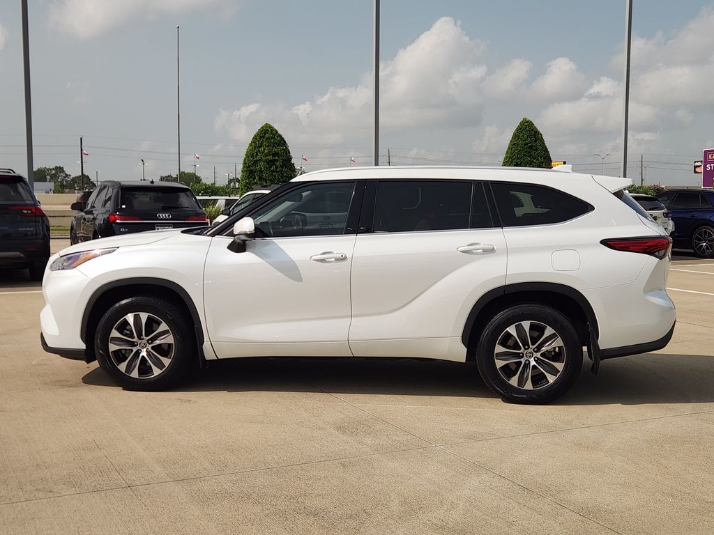 2022 Toyota Highlander Hybrid XLE Beige at Toyota of Victoria