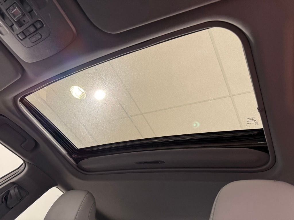 Thumbnail: 2020 Toyota Avalon - 17