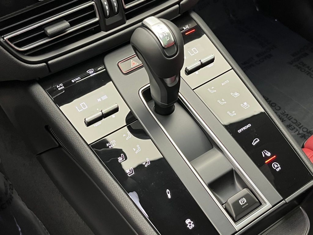 Thumbnail: 2026 Porsche Macan - 17
