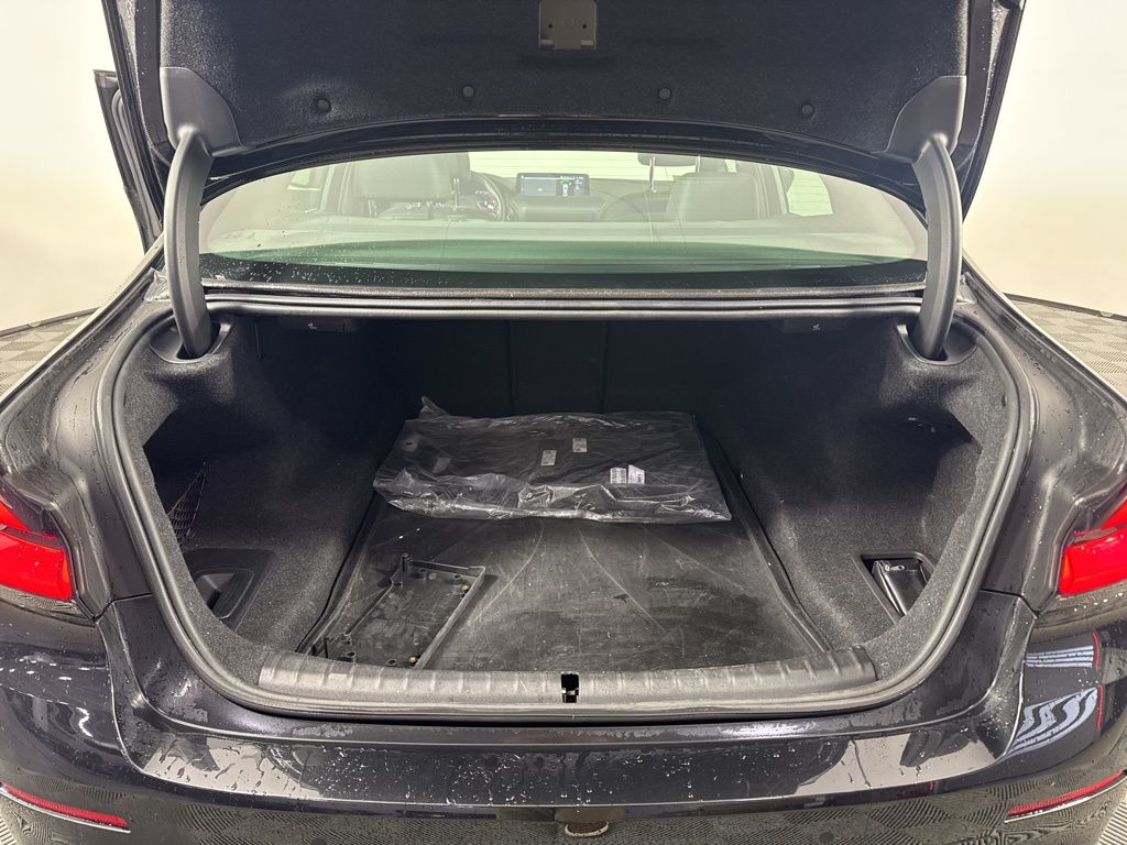 Thumbnail: 2023 BMW 5 Series - 25