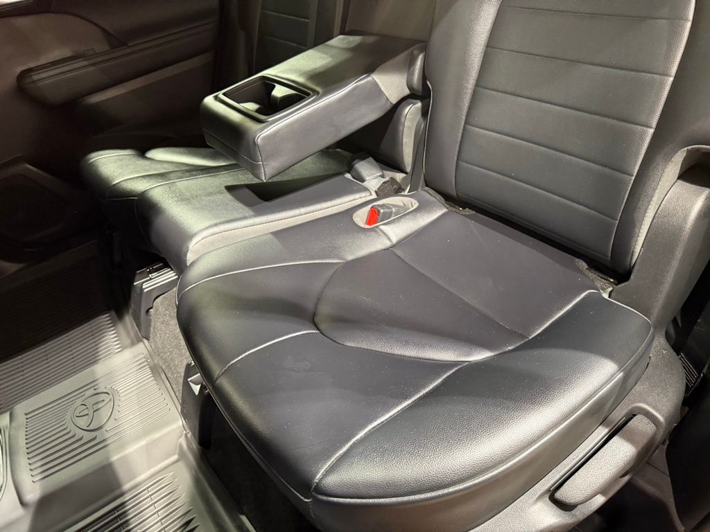 Thumbnail: 2023 Toyota Highlander - 21