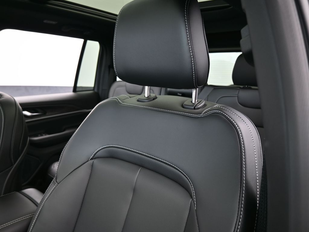 New 2025 Diamond Black Crystal Pearlcoat Jeep Limited image 17