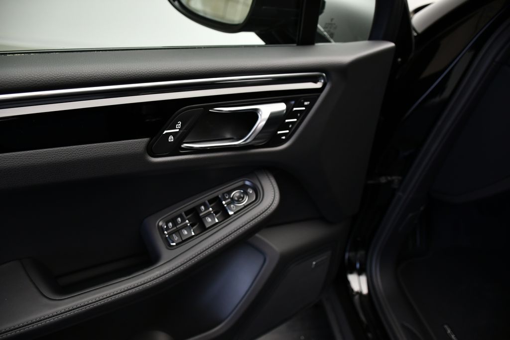 Thumbnail: 2026 Porsche Macan - 5
