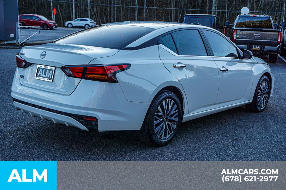 Used 2025 White Nissan 2.5 SV image 6