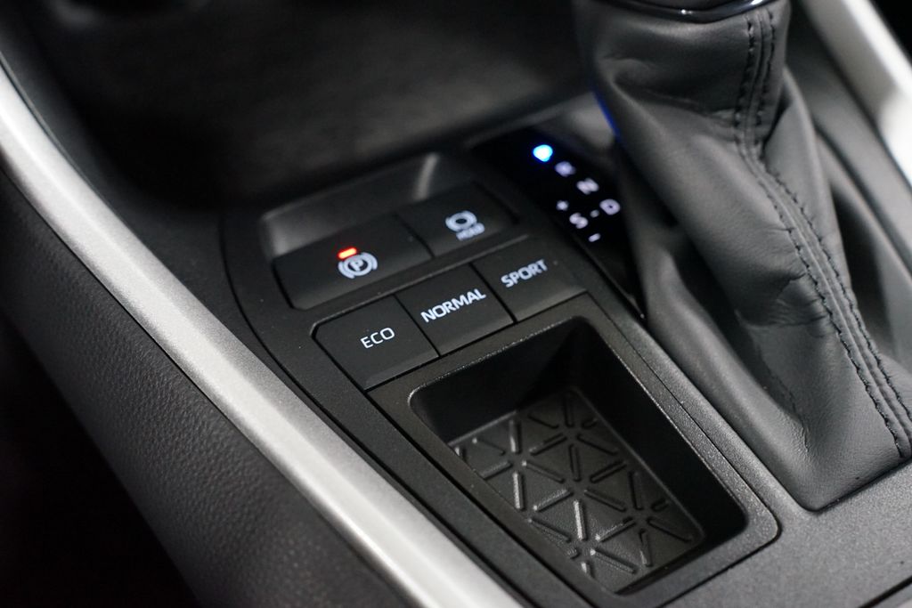 Thumbnail: 2025 Toyota RAV4 - 21