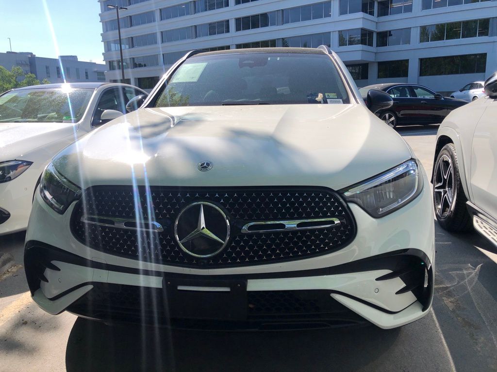 2025 Mercedes-Benz GLC 300 2