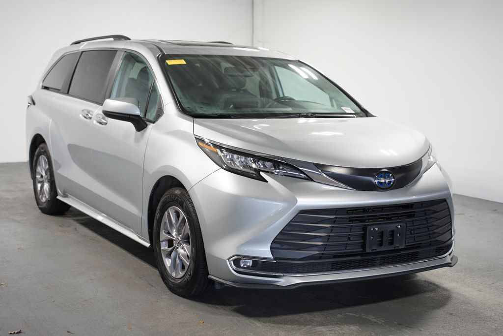 2023 Toyota Sienna XLE 3