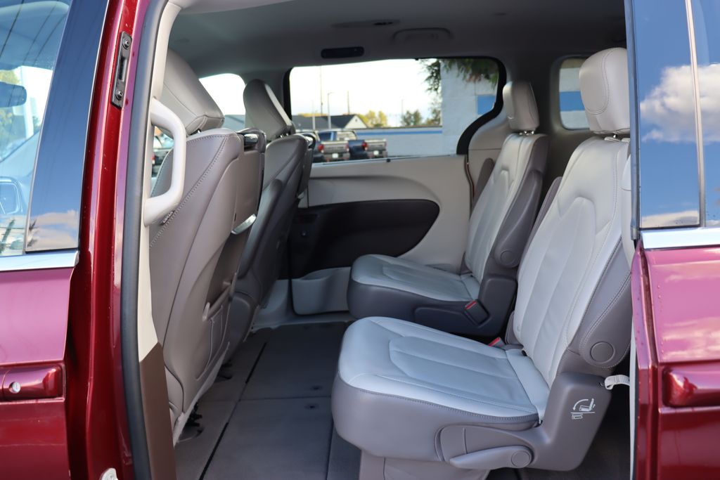 2017 Chrysler Pacifica  11