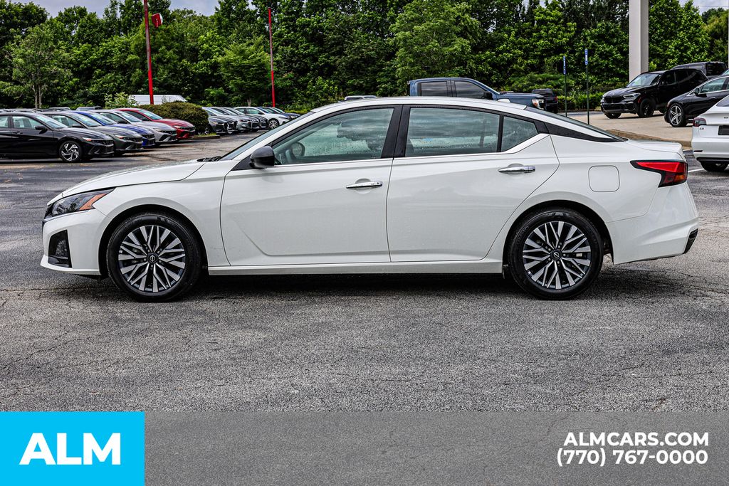 Used 2025 White Nissan 2.5 SV image 9