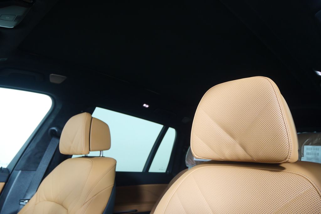 Thumbnail: 2027 BMW X7 - 11