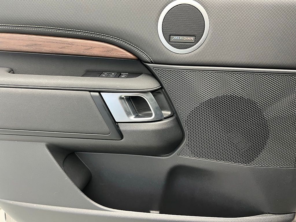 Thumbnail: 2025 Land Rover Discovery - 19