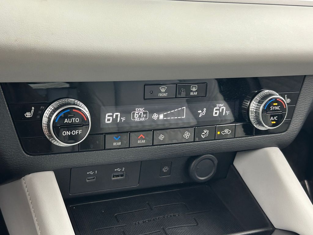 Used 2022 White Diamond Mitsubishi SEL image 22