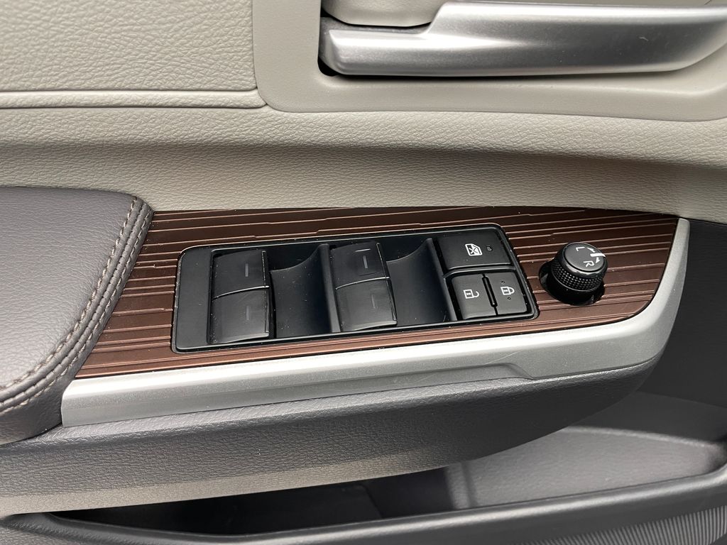 2023 Toyota Sienna XLE 10