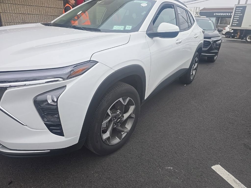 Summit White 2025 Chevrolet Trax LT FWD SUV / Crossover Front-Wheel Drive 6-Speed Automatic