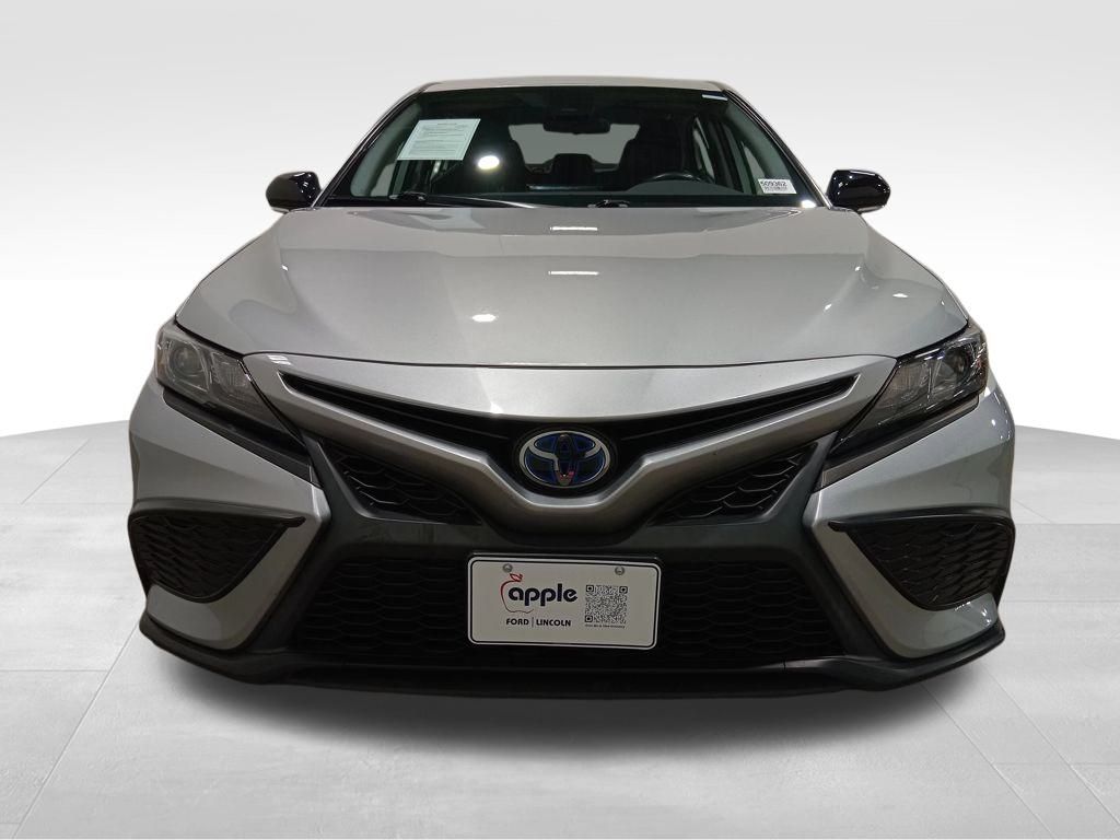 2022 Toyota Camry SE Hybrid