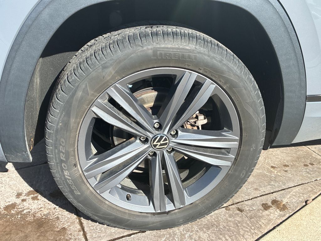 Used 2021 Gray Volkswagen 3.6L V6 SE w/Technology R-Line image 11