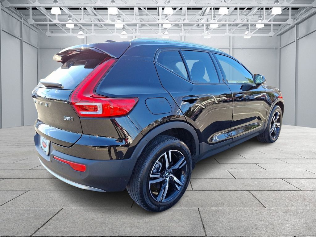 2023 Volvo XC40 B5 Core 4