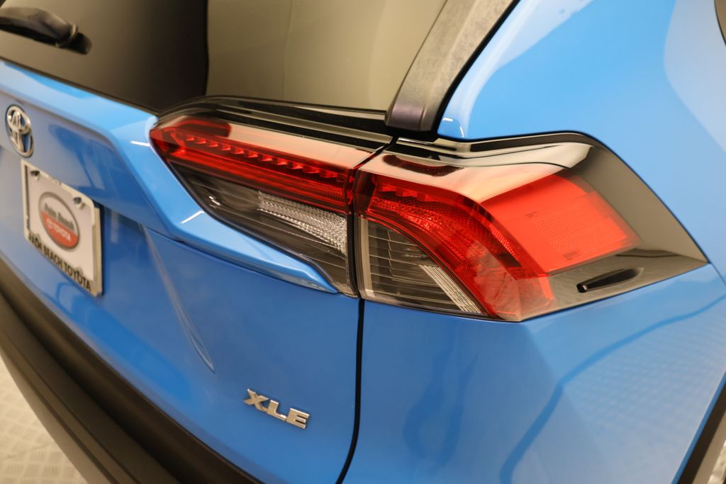 Thumbnail: 2019 Toyota RAV4 - 9