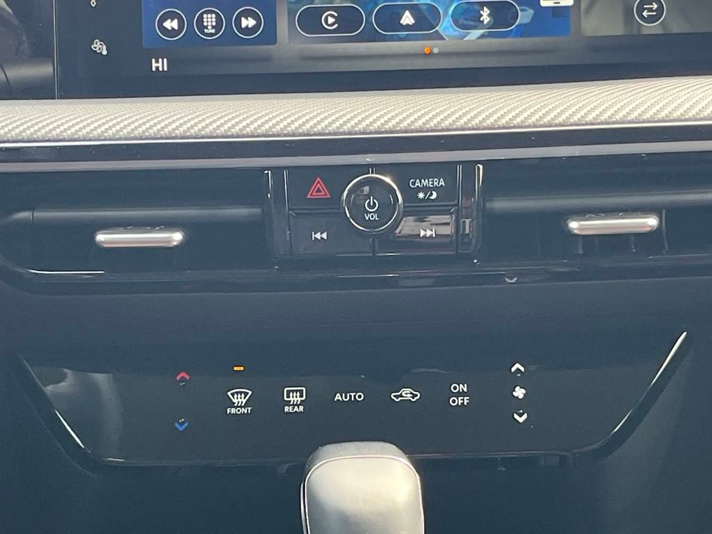 2025 Nissan Kicks SR photo