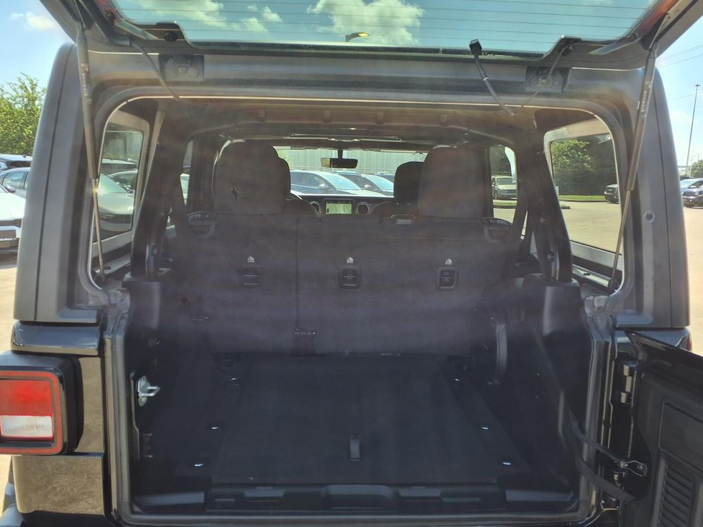 2023 Jeep Wrangler Sahara - 11