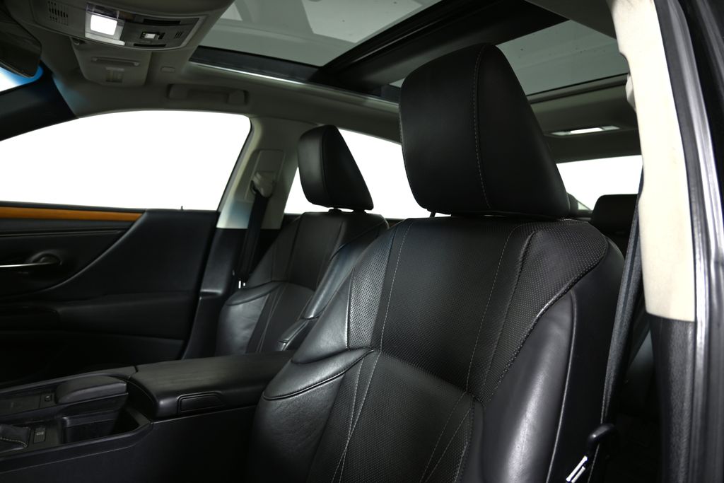 Thumbnail: 2019 Lexus ES - 4