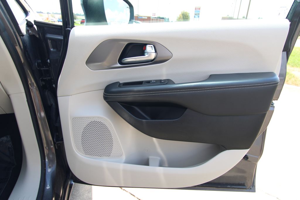 Used 2023 Chrysler Pacifica Van