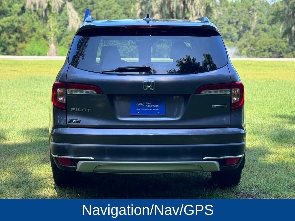 2020 Honda Pilot Touring w/Rear Captain's Chairs