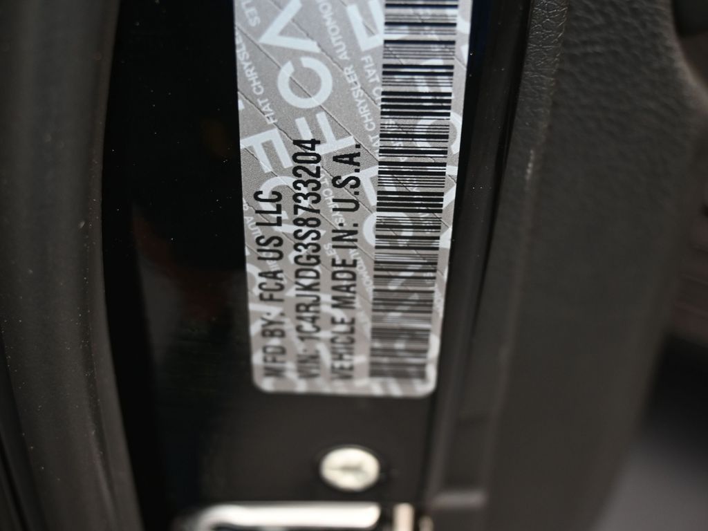 New 2025 Diamond Black Crystal Pearlcoat Jeep Overland image 18