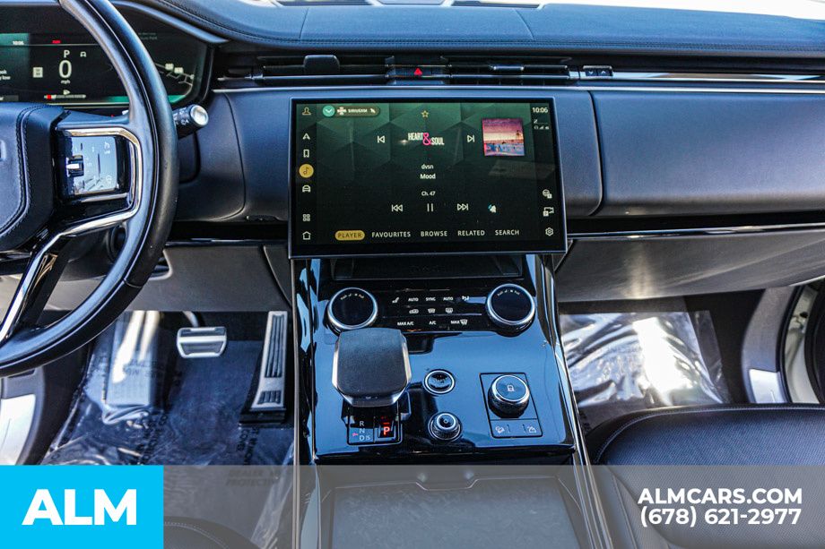 Used 2023 White Land Rover SE Dynamic image 40
